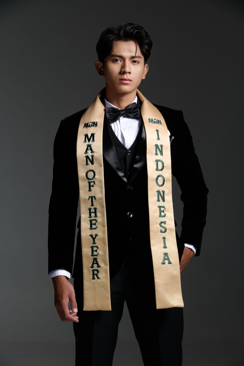 Read more about the article Adiya Dewa, Mahasiswa UNIKU, Raih 3 Penghargaan Man of the Year 2024 di Thailand